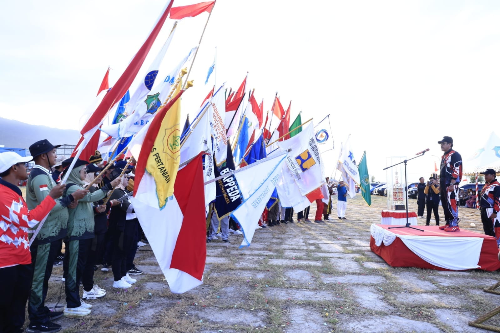 Pj. Bupati Edy Suharmanto saat membuka Porseni