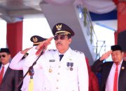Penjabat (Pj.) Bupati Bombana, Drs. Edy Suharmanto, M.Si saat memimpin upacara