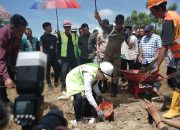 Pj. Bupati Bombana, Edy Suharmanto saat melakukan peletakan batu pertama pembangunan ruang kelas baru di Sekolah Menengah Pertama Swasta (SMPS) Hamzanwadi
