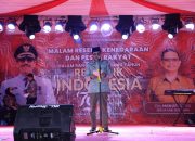 Pj Bupati Bombana memberikan sambutan acara malam ramah tamah dalam rangka memperingati HUT Republik Indonesia ke-79