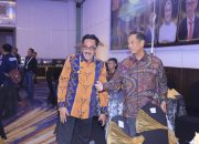 Pj. Bupati Bombana (Kiri) Edy Suharmanto dan Sekda Bombana Man Arfa saat menghadiri acara penyerahan penghargaan