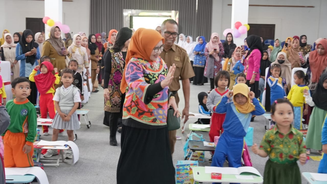 Pj. Ketua TP PKK Kabupaten Bombana sekaligus Bunda PAUD, Aeni Mutmainnah, S.Pd., MM, saat menghadiri acara Gebyar Pendidikan Anak Usia Dini