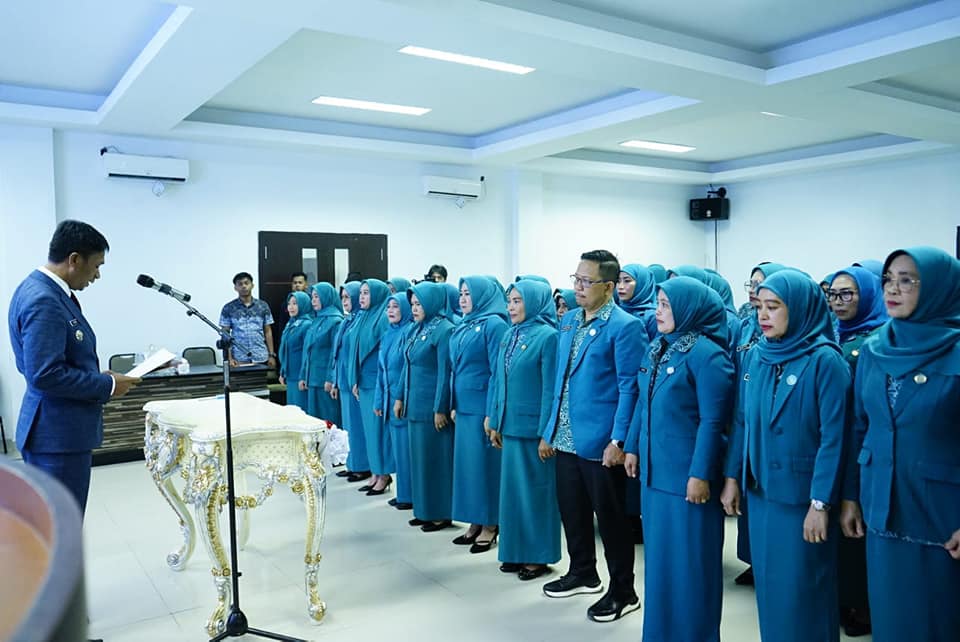 Penjabat (Pj) Bupati Kolaka Utara, Yusmin, S.Pd., M.H saat Mengukuhkan Pengurus TP-PKK Kolut