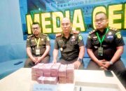 Kepala Kejari Muna, Robin Abdi Ketaren, saat memberikan keterangan pers terkait kasus Jembatan Cirauci.