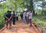 H. Burhanuddin berdialog dengan warga yang gotong royong bangun jembatan