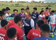 H. Burhanuddin ditengah tengah generasi muda yang sedang berolahraga