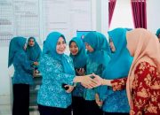 Pj Ketua TP-PKK Kolaka Utara (Kolut), Ny. Hj. Nurhayati Yusmin, S.Pd., MM bersalaman dengan jajaran Pengurus DWP dan PKK