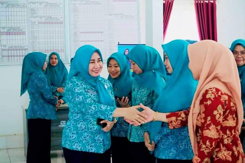 Pj Ketua TP-PKK Kolaka Utara (Kolut), Ny. Hj. Nurhayati Yusmin, S.Pd., MM bersalaman dengan jajaran Pengurus DWP dan PKK