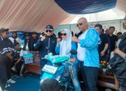 Paslon Rahman-AJB menyerahkan hadiah kepada peserta jalan santai. 