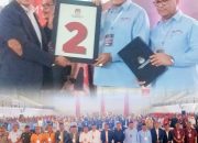 LM. Rajiun Tumada dan Purnama Ramadhan bersama Ketua KPU Muna, La Ode Muhammad Askar Adi Jaya, saat menerima nomor urut.