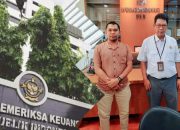 Hasidi Koordinator Aliansi Pemuda Anti Korupsi (baju kuning) bersama anggota BPK RI.