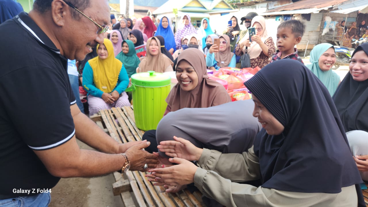 H. Burhanuddin disambut suka cita warga Kabaena