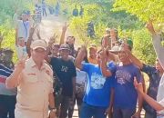 Calon Bupati Muna Rajiun Tumada saat bertemu warga