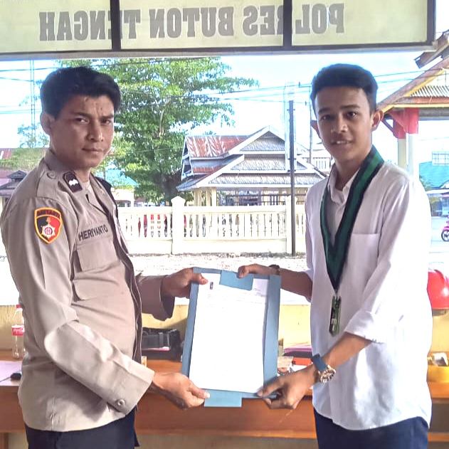 Mahasiswa Islam (HMI) Komisariat Fakultas Ekonomi Universitas Dayanu Ikhsanuddin (Unidayan) Baubau saat memasukkan laporannya di Polres Buton Tengah