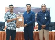 Penyerahan dokumen hasil verifikasi administrasi syarat calon dan pencalonan yang dilakukan oleh KPU Muna kepada liaison officer Pasangan Rajiun-Purnama. Foto: Istimewa.
