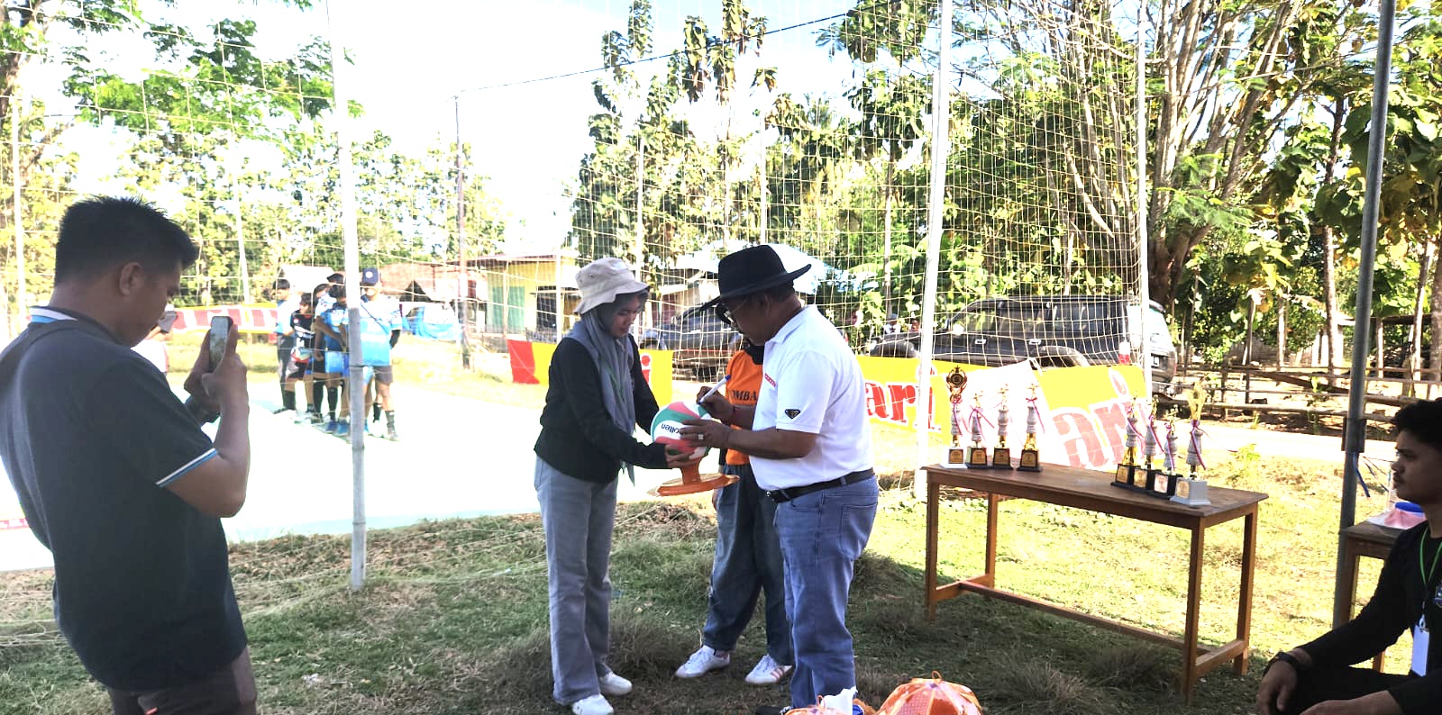 Cabup Bombana H. Burhanuddin saat membuka kegiatan bola voli