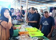 H. Burhanuddin saat mendengarkan aspirasi pedagang