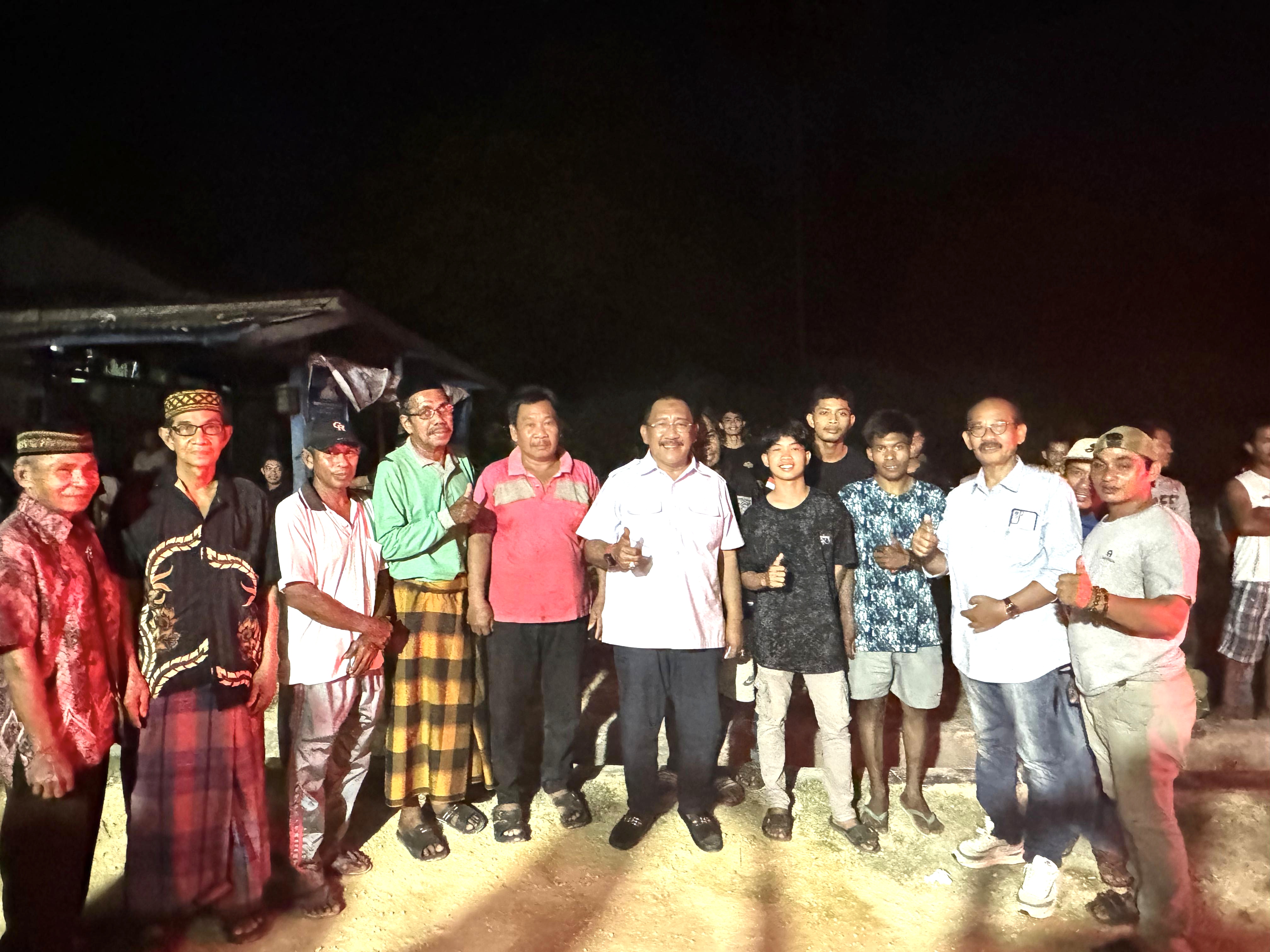 Cabup H. Burhanuddin Foto bersama warga