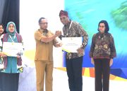 PJ. Bupati Kolaka Utara Yusmin saat menerima Insentif fiskal dari Mendagri Tito Karnavian dan Menkeu Sri Mulyani