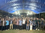 Calon Bupati Bombana H Burhanuddin berfoto bersama ribuan pendukungnya