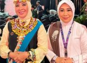 Pj. Ketua Dewan Kerajinan Nasional Daerah (Dekranasda) Kabupaten Kolaka Utara, Nina Harini Yuniarti (Kanan) bersama Ketua Harian Dekranas Tri Suswati Tito Karnavian (kiri)