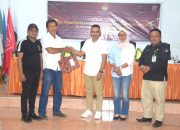 LO Rahmatnya Muna saat terima berkas kesehatan oleh KPU Muna