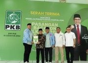 Rajiun Tumada dan Purnama Ramadhan saat menerima BIKWK dari Partai PKB