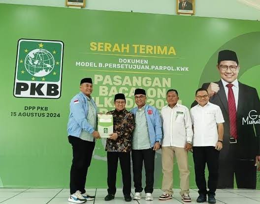 Rajiun Tumada dan Purnama Ramadhan saat menerima BIKWK dari Partai PKB