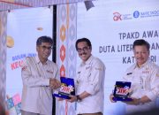 Pj. Bupati Bombana Edy Suharmanto saat menerima Dilan Award 2024
