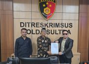 Mokole Mansur Lababa (Tengah) dan Advokat Sukdar, SH., MH (Kanan) saat di Polda Sultra