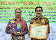 Pj. Bupati Bombana Edy Suharmanto (Kiri) bersama Kepala Dinas Pendidikan Bombana, Andi Muh Arsyad (Kanan) saat menerima penghargaan