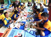 Para Siswa menikmati hidangan makan siang program Pemkab Kolut