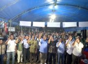 Foto bersama Paslon Berani dengan Masyarakat Lantowua