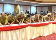 PJ. Bupati Kolaka Utara Yusmin, S.Pd., MH saat menandatangani PKS Bersama Kepala Daerah Lainnya di Sultra (Foto: Rahmad Diskominfo Kolut)