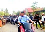 Rajiun Tumada saat mengendarai motor diikuti oleh masyarakat Kabangka.