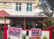 Gambar Spanduk yang Ditempelkan di Pagar Puskesmas Liya Raya