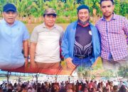 Al Mardan Momo, SH (sebelah kiri, mengenakan kemeja lengan panjang) saat memberikan sambutan kepada masyarakat.