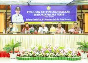 Sekda Sultra, Drs. H. Asrun Lio, M.Hum., Ph.D. (Tengah)