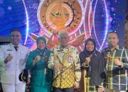 Sekda Sultra, Asrun Lio (Tengah)