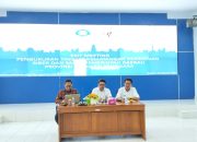 Kepala Dinas Komunikasi dan Informatika (Kominfo) Provinsi Sulawesi Tenggara, Dr. M. Ridwan Badallah, S.Pd., M.M (tengah)