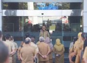 Sekretaris Daerah (Sekda) Sultra, Dr. H. Asrun Lio, M.Hum., Ph.D. saat memimpin Apel Gabungan