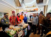 Pj. Gubernur Sultra, Komjen Pol (P) Dr. (H.C) Andap Budhi Revianto., S.I.K., M.H, hadir dalam kegiatan Pelestarian Tenun