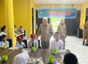 Sekda Sultra Asrun Lio saat memantau pemberian makan siang gratis