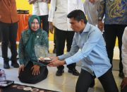 Anggota DPR RI Bahtra Banong saat memberikan makan siang untuk anak anak di Kolaka Utara