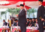 Pj. Gubernur Sulawesi Tenggara (Sultra), Komjen Pol (P) Dr. (H.C.) Andap Budhi Revianto, S.I.K., M.H., saat memimpin upacara peringatan Hari Kesehatan Nasional (HKN) ke-60 tahun 2024