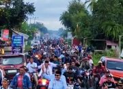 Rajiun Tumada dan Purnama Ramadhan saat diantar masyarakat menggunakan motor