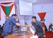 Sekretaris Fraksi FKBB DPRD Bombana, Yudi Utama Arsyad (Kanan) bersalaman dengan PJ. Bupati Bombana, Edy Suharmanto