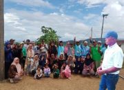 Koordinator Media Center RAHMATnya Muna, Anton Laeti bersama masyarakat