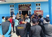 Plt Camat Kodeoha Syahlan Launu memimpin pencopotan APK Pilkada Kolut di Wilayah Kec. Kodeoha