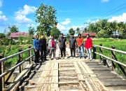 Anggota DPRD Bombana saat memeriksa kondisi jembatan